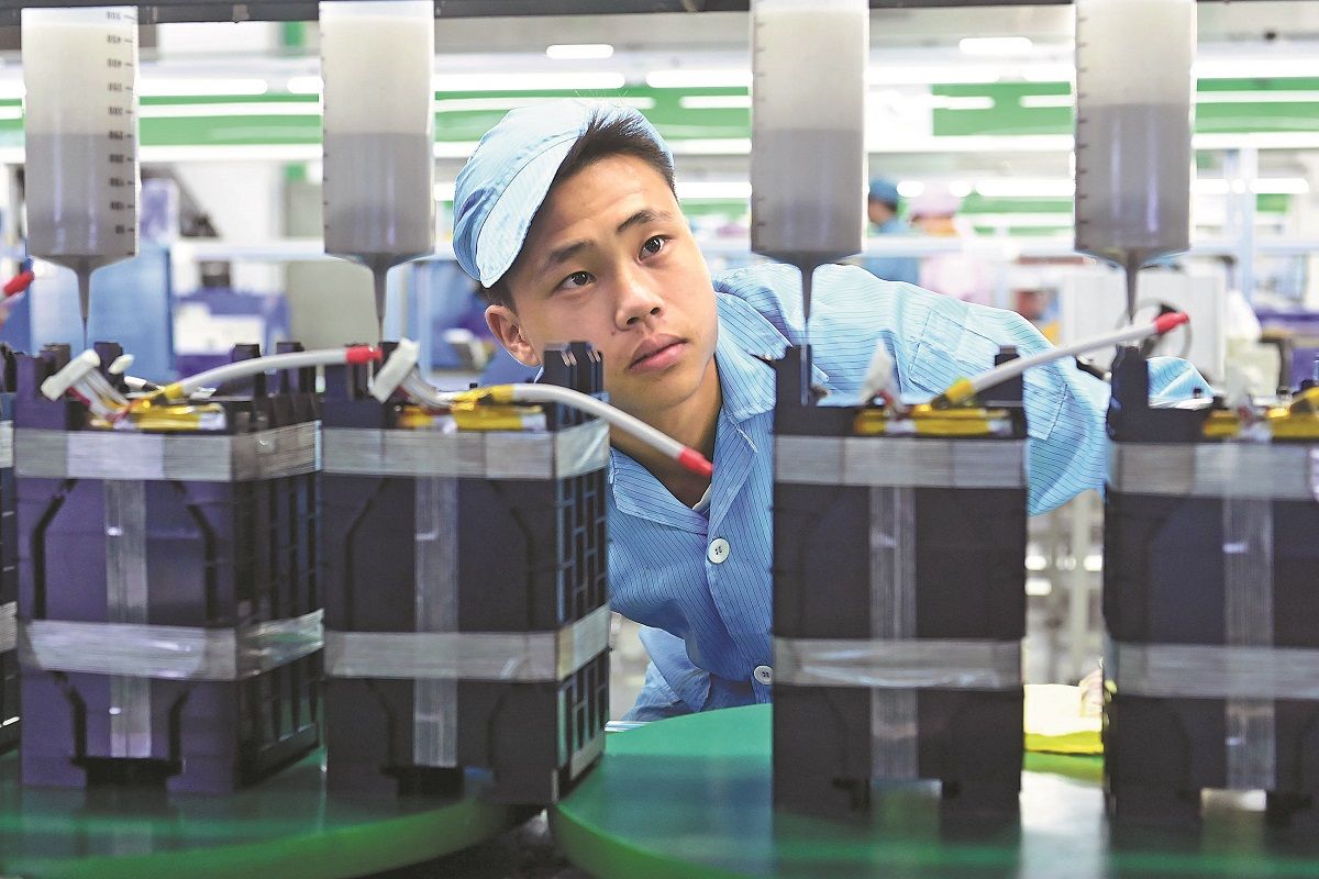 Un empleado trabaja en una línea de producción de baterías de litio en Yichun, provincia de Jiangxi. DENG LONGHUA / PARA CHINA DAILY