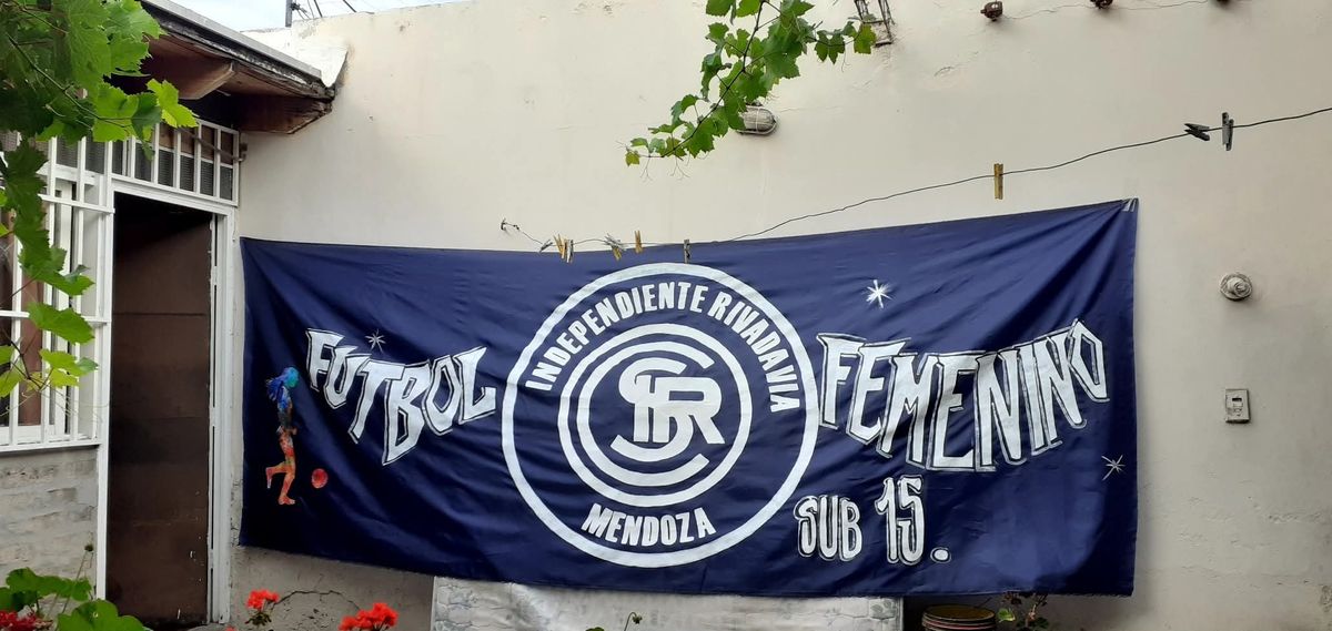 Muchas veces los pasacalles expresan pasiones futbolísticas, como en este caso del equipo de fútbol femenino de La Lepra. Muchas veces los pasacalles expresan pasiones futbolísticas, como en este caso del equipo de fútbol femenino de La Lepra.