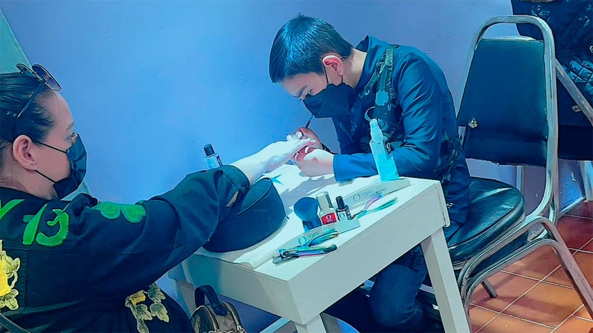 Gabriel tiene 10 años y con su trabajo de manicura ayudó a su madre a juntar el dinero para las operaciones de su hermanito. (Foto Facebook).