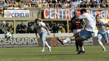 Nápoli venció al Bologna y alcanzó provisoriamente al Milan en la cima