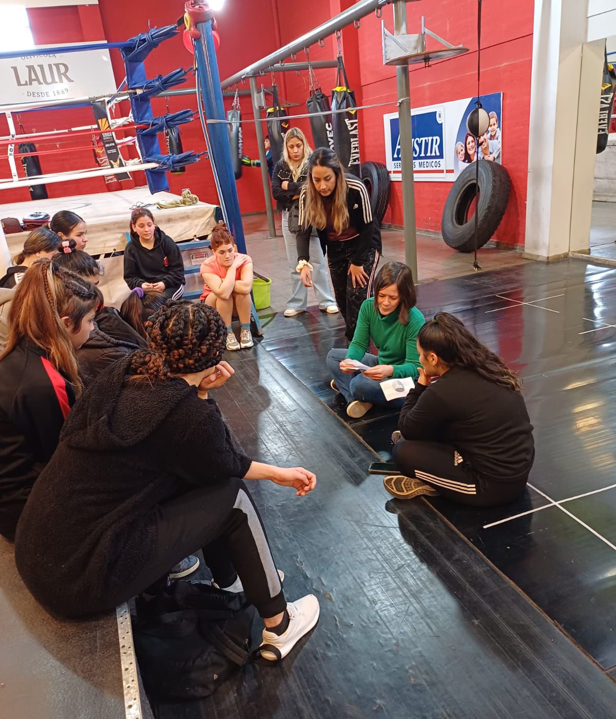 Trabajo previo. El equipo y el cuerpo técnico agradecieron el apoyo de Jorge Pandolfino, quien les cedió las instalaciones de su gimnasio y el asesoramiento de una nutricionista a las pugilistas. Trabajo previo. El equipo y el cuerpo técnico agradecieron el apoyo de Jorge Pandolfino, quien les cedió las instalaciones de su gimnasio y el asesoramiento de una nutricionista a las pugilistas.