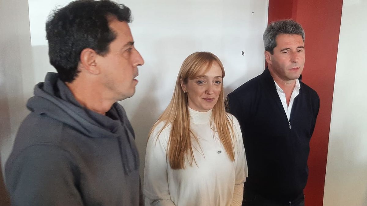 Eduardo Wado de Pedro, Anabel Fernández Sagasti y Sergio Uñac durante un breve contacto con la prensa.