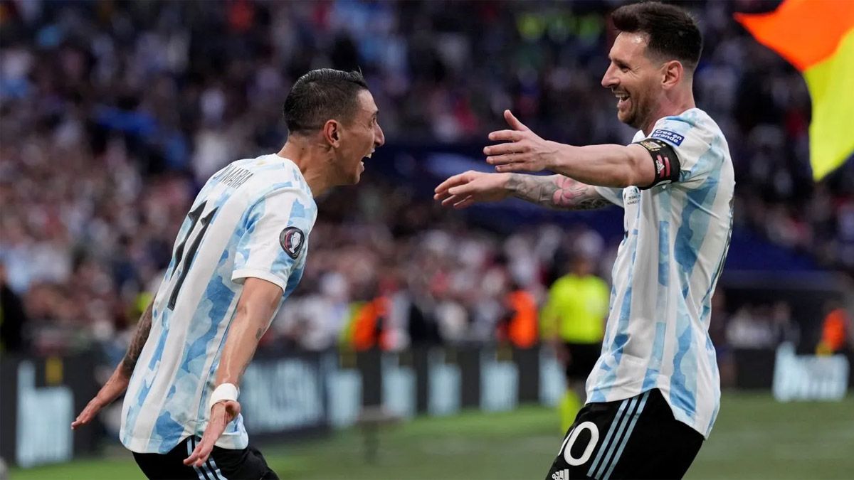 Ángel Di María y Lionel Messi celebran uno de los tantos goles que han convertido en la Selección argentina, siempre pensando en el Mundial Qatar 2022.