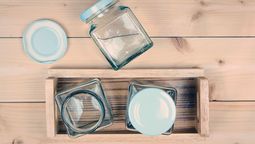 Si tienes frascos usados en tu casa, tienes un tesoro: cómo hacer organizadores flotantes para tu cocina