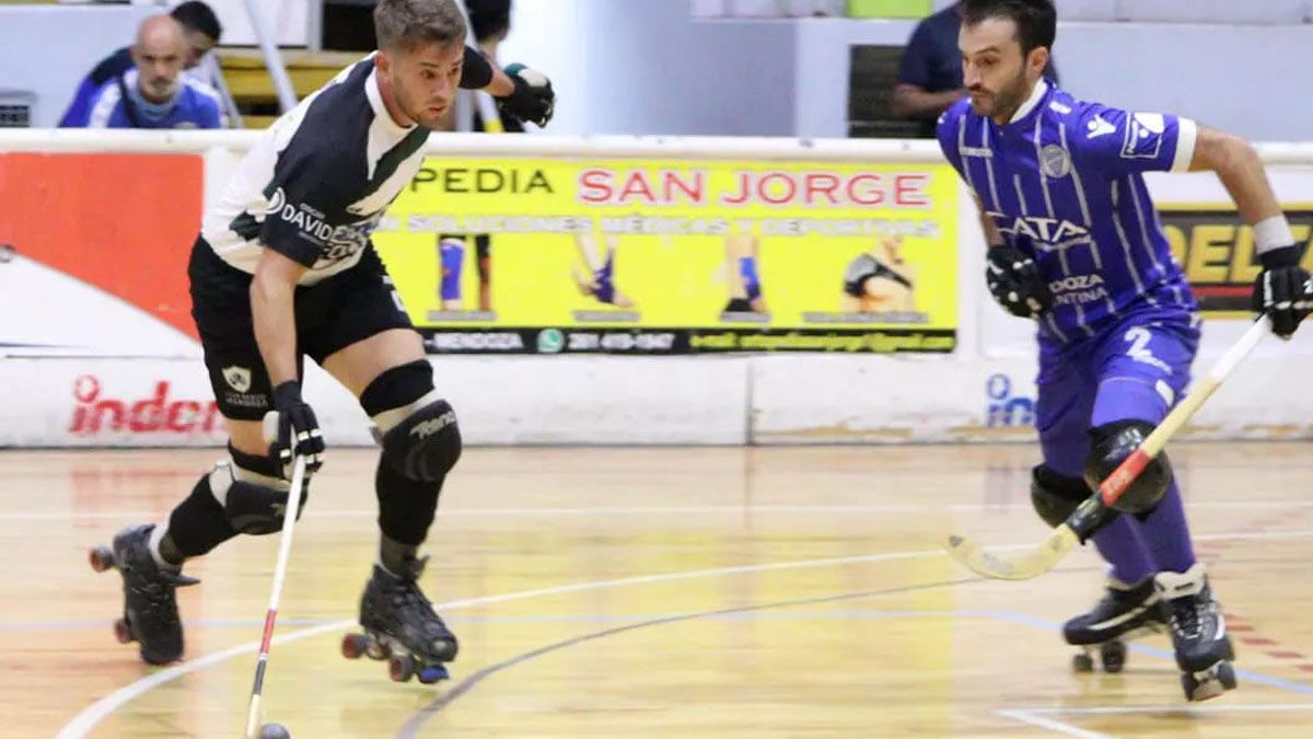 Renzo De la Reta, de Banco Mendoza, lleva la bocha. El Bancario es semifinalista del Vendimia.