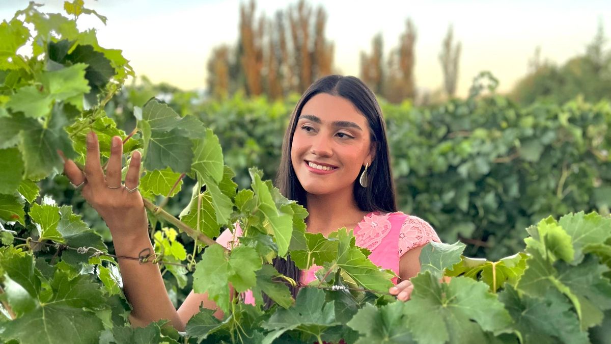 Amparo aspirar el 14 ser la reina de Santa Rosa y este viernes salió a apoyar a los cosechadores junto a sus padres. Gentileza.