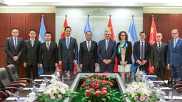 Alberto Fernádez en China junto a empresarios.
