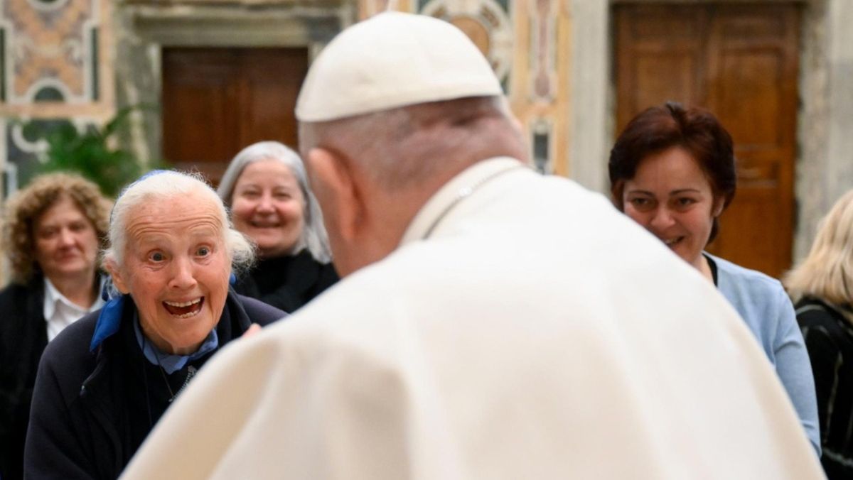 Geneviève Jeanningros saludando a su amigo, el papa Francisco. Geneviève Jeanningros saludando a su amigo, el papa Francisco.