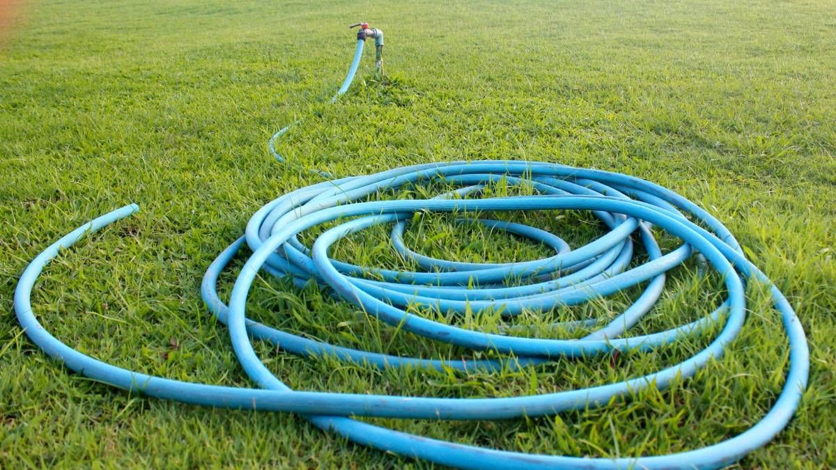 Con una manguera vieja, puedes crear un barrefondo casero. 