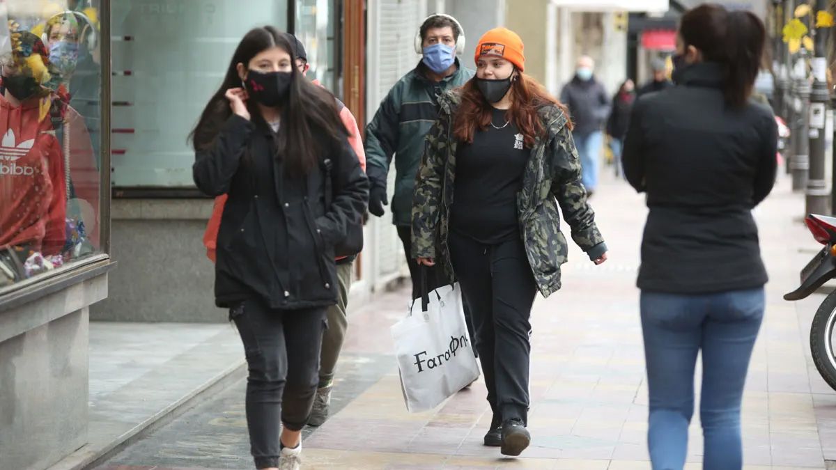 Lunes parcialmente nublado y frío con heladas.