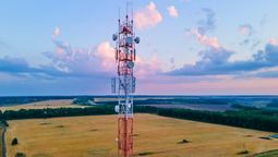 No pudo construir su casa porque había una antena de celulares, no la sacaron y la Justicia ordenó indemnizarla