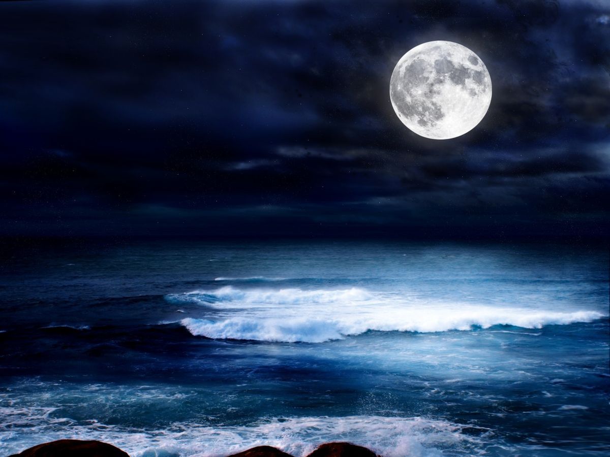 La Luna también influye en la rotación de la Tierra. La Luna también influye en la rotación de la Tierra.