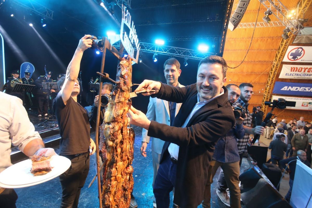 Ministro de Defensa Luis Petri, y el pulso para cortar el asado que se sirve en la Fiesta de la Ganadería. Ministro de Defensa Luis Petri, y el pulso para cortar el asado que se sirve en la Fiesta de la Ganadería.