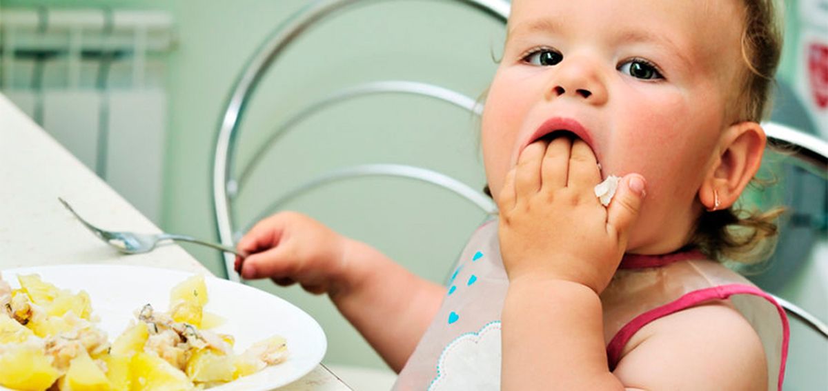 La ciencia indica que es beneficioso que coman con sus manos a partir de los 6 meses. La ciencia indica que es beneficioso que coman con sus manos a partir de los 6 meses.