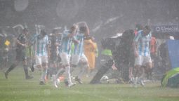 Los jugadores tuvieron que refugiarse en los vestuarios.