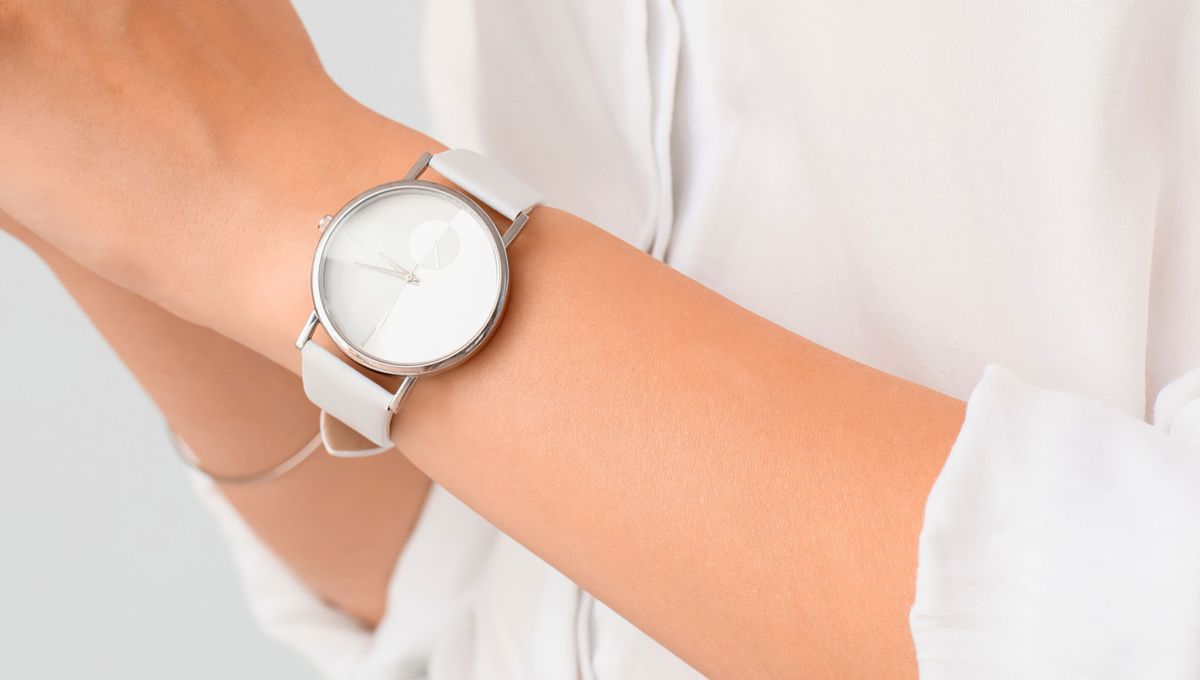 La malla del reloj se ensucia por el roce con la piel y las superficies del ambiente. La malla del reloj se ensucia por el roce con la piel y las superficies del ambiente. 