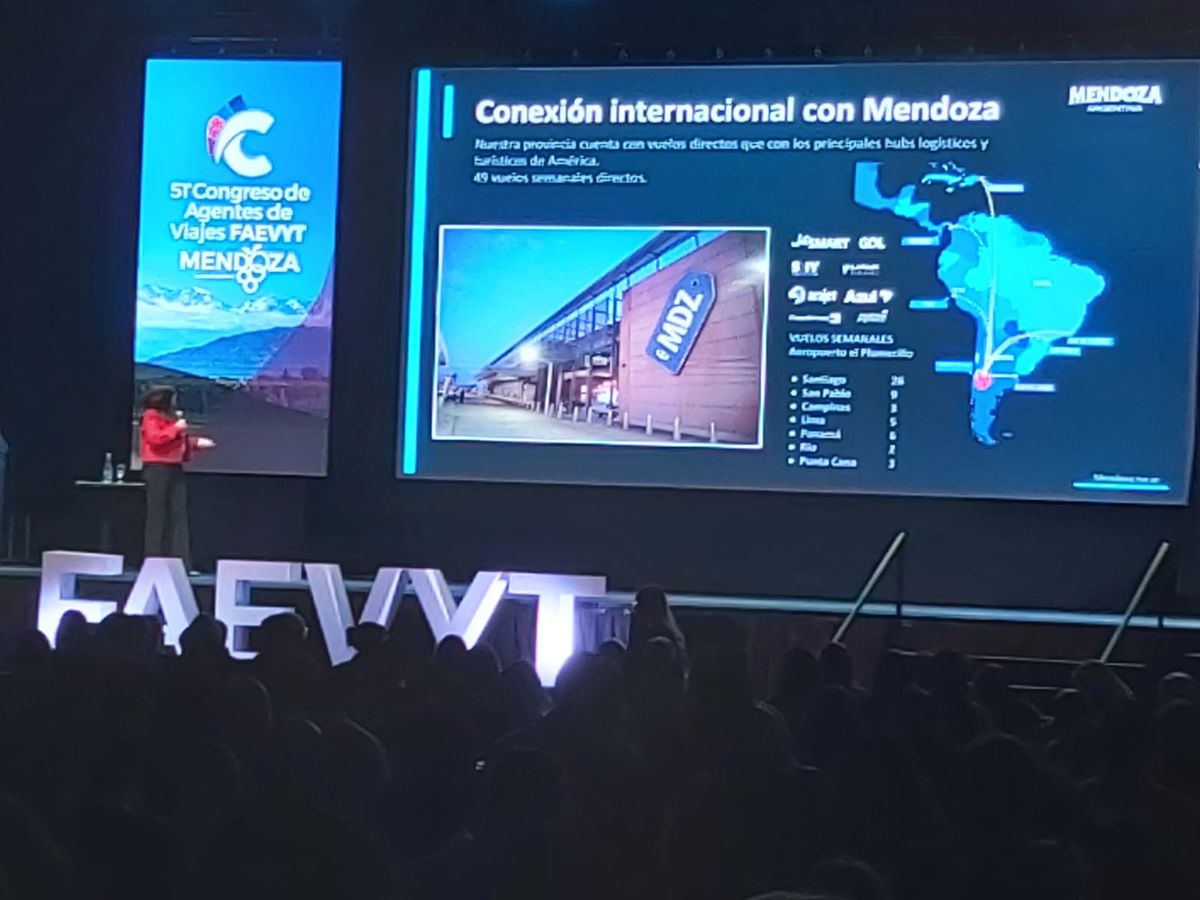 La conectividad aérea de Mendoza, una de las fortalezas de la provincia expuesta ante más de 500 asistentes al Congreso de Agencias de Viaje. La conectividad aérea de Mendoza, una de las fortalezas de la provincia expuesta ante más de 500 asistentes al Congreso de Agencias de Viaje.