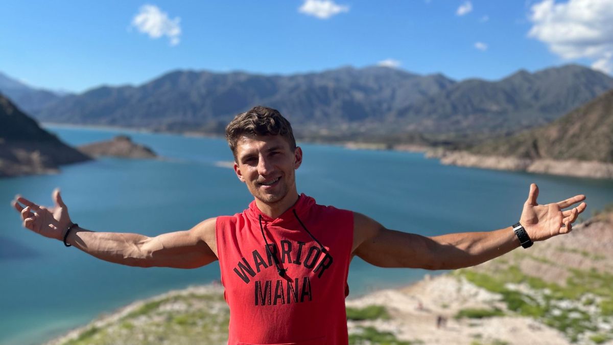 Eugenio, como lo acriollaron los amigos, a quien en realidad se llama Evgeny Chistiakov, se enamoró de Mendoza cuando vino de viaje en el 2017 a visitar a sus abuelos, tras finalizar su carrera de Derecho en Ucrania. Amante del boxeo, de inmediato se puso a combatir en las veladas y torneos de la Federación Mendocina de Box, consiguió trabajo y se quedó enamorado de nuestra tierra.