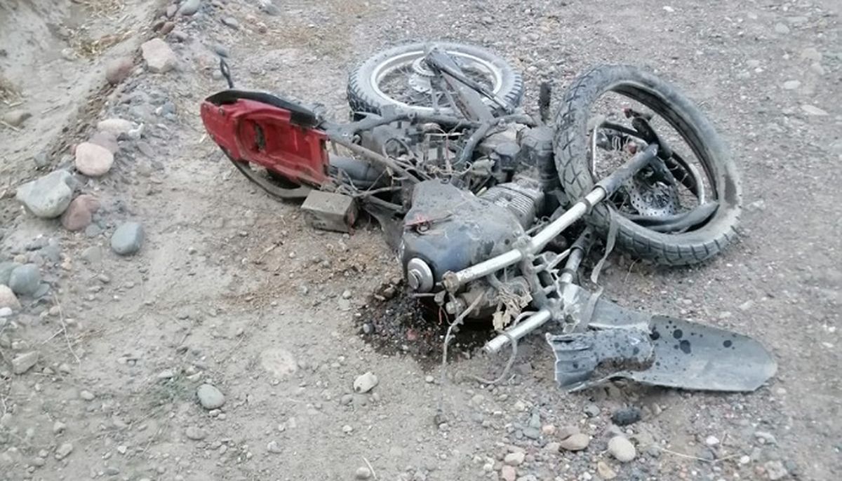 La moto del joven de 21 años que murió por el accidente fatal en Tupungato. Fotode El Cuco Digital.