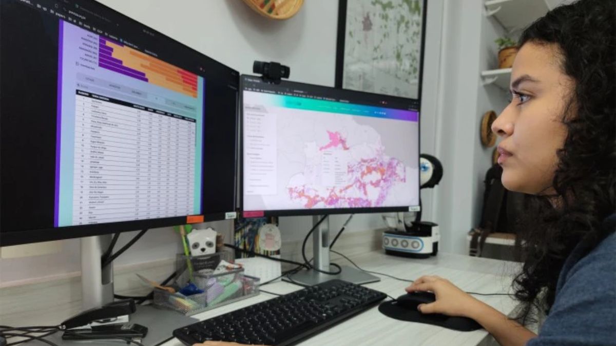 La investigadora Stefany Pinheiro utiliza una plataforma de inteligencia artificial para identificar las zonas de la Amazonía brasileña que corren el riesgo de ser deforestadas (Imagen: Hyury Potter) La investigadora Stefany Pinheiro utiliza una plataforma de inteligencia artificial para identificar las zonas de la Amazonía brasileña que corren el riesgo de ser deforestadas (Imagen: Hyury Potter)