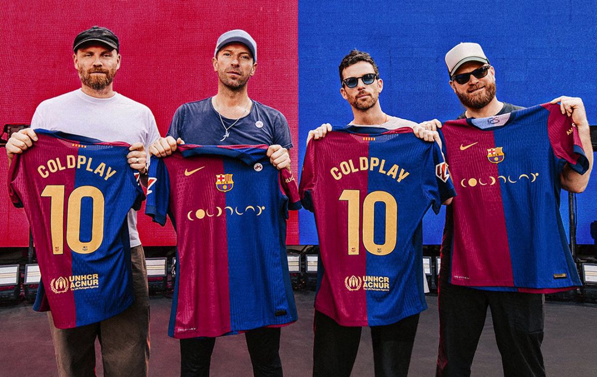 Los integrantes de Coldplay con las nuevas camisetas.