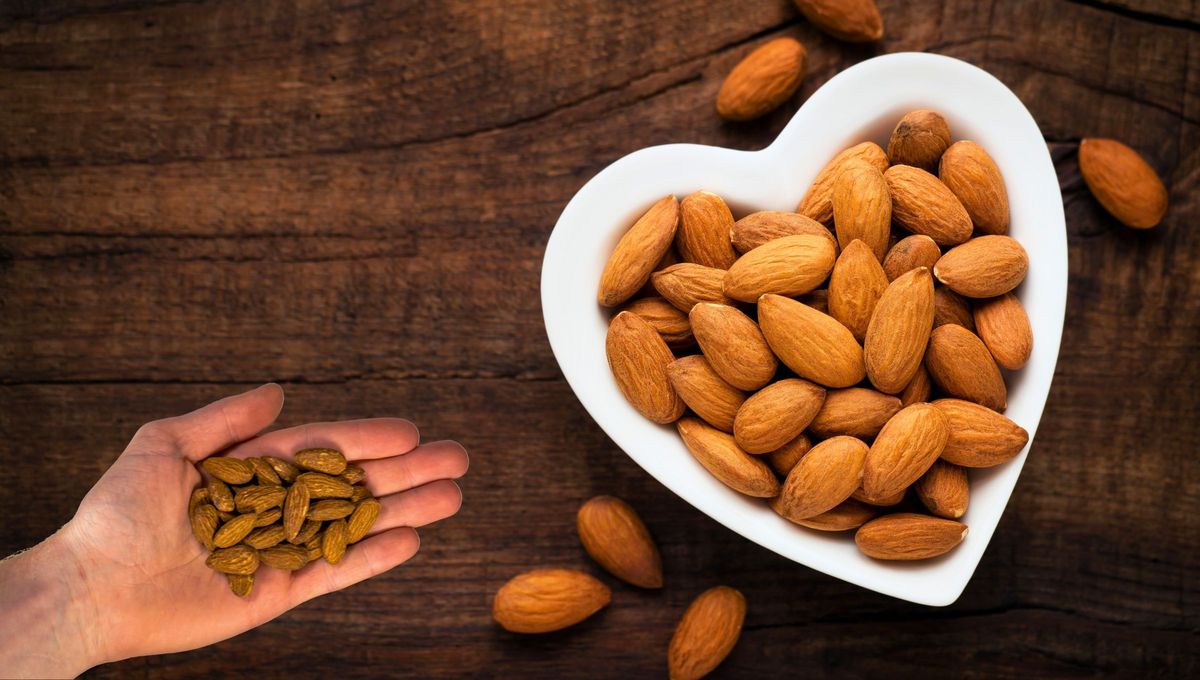 Comer frutos secos como parte de una alimentación saludable puede ser bueno para el corazón, contienen ácidos grasos insaturados y otros nutrientes. Comer frutos secos como parte de una alimentación saludable puede ser bueno para el corazón, contienen ácidos grasos insaturados y otros nutrientes.