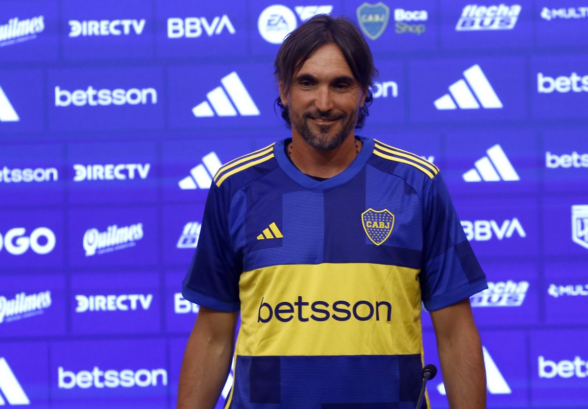 Diego Martínez fue presentado en Boca y se puso la camiseta Diego Martínez fue presentado en Boca y se puso la camiseta