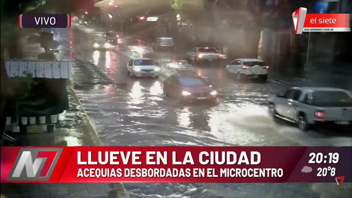 Este espectáculo de acequias rebalsadas y calles anegadas pudo verse en el microcentro después de las 20, cuando se intensificaron las lluvias. En el Este, Valle de Uco y Sur, hubo fuerte viento y hasta granizo.