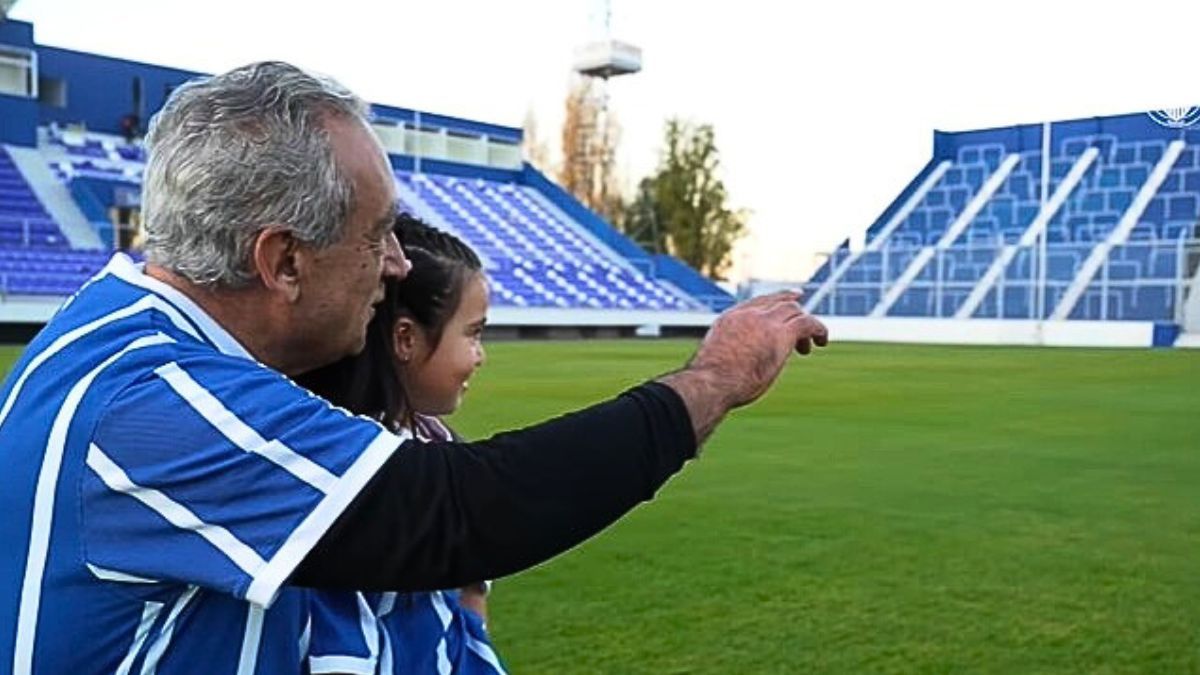 Godoy Cruz presentó la camiseta con la que debutará en el Feliciano Gambarte. 