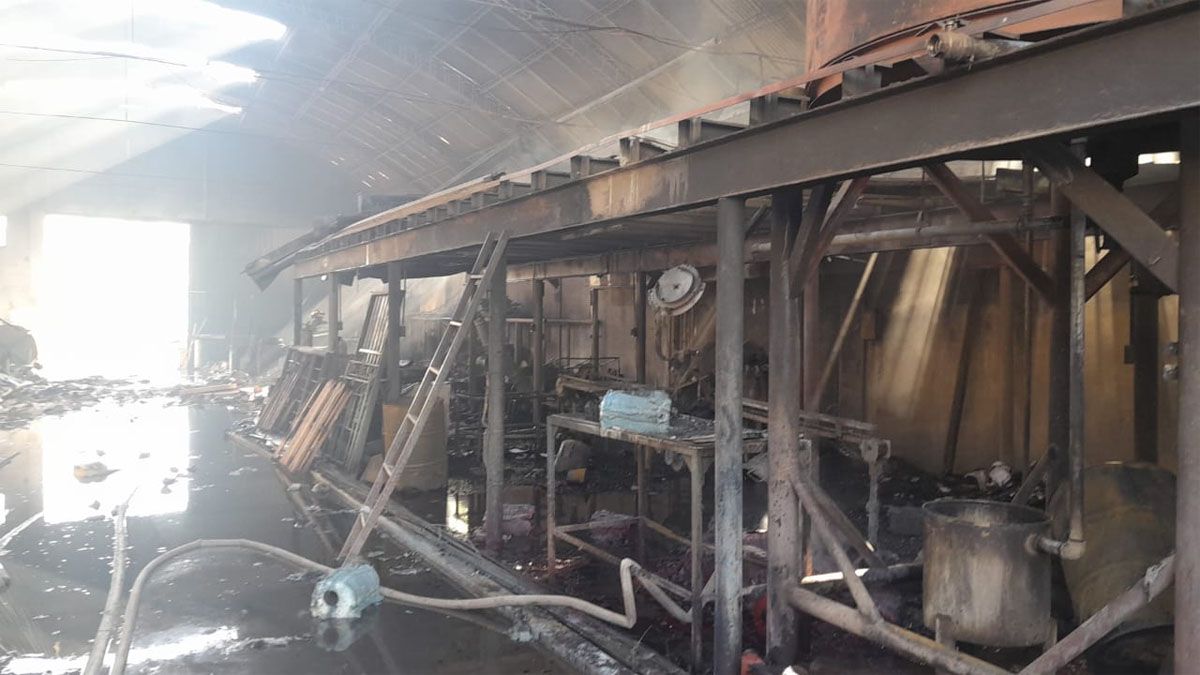 Había más de 8.000 litros de brilla pisos, lo que complicó más la tarea de los Bomberos.