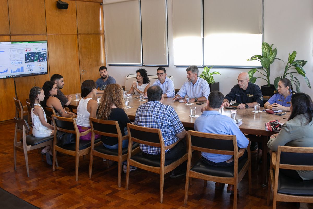 Se reunieron este martes comerciantes de la Ciudad, el titular de la Cecitys, funcionarios municipales, representantes del Ministerio de Seguridad y el intendente Suarez. Se reunieron este martes comerciantes de la Ciudad, el titular de la Cecitys, funcionarios municipales, representantes del Ministerio de Seguridad y el intendente Suarez.