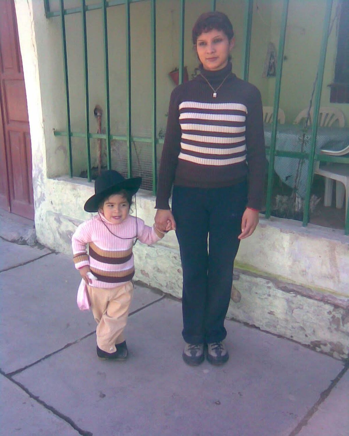La reina de niña, ataviada de paisana, junto a su mamá Nilda Páez. La reina de niña, ataviada de paisana, junto a su mamá Nilda Páez.