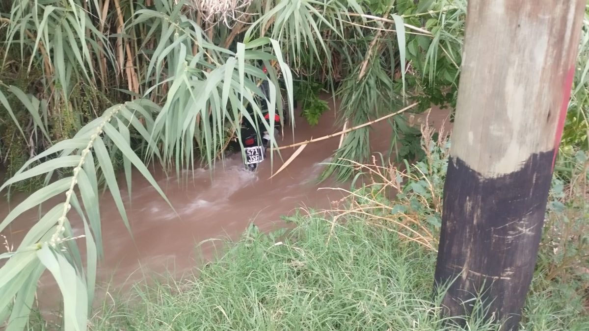 D&eacute;bora Gisel Guayama cay&oacute; con su moto 250 cc. a un canal de riego en Maip&uacute; y muri&oacute;.