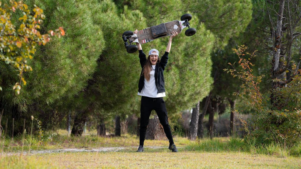 La influencer recorrerá Mendoza en skate eléctrico en 10 días.