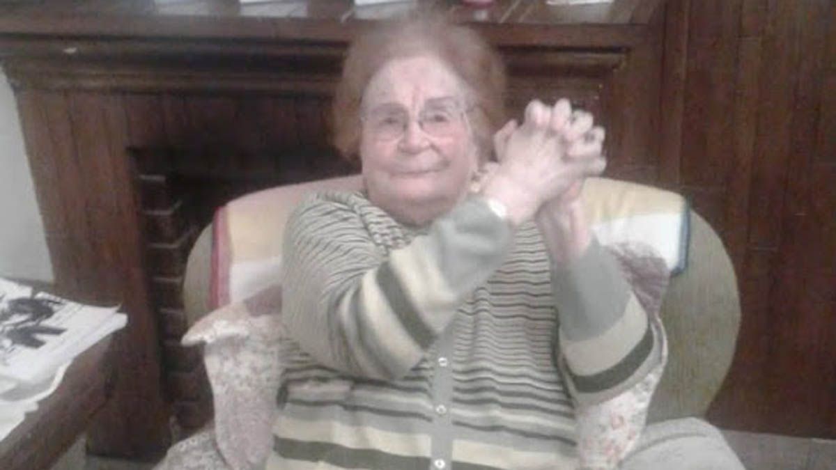 Cora Teijeiro de Acosta con el clásico saludo radical.