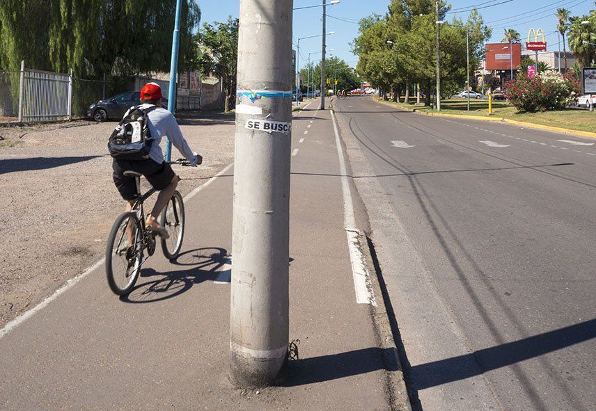 Godoy Cruz pide sacar postes de una ciclovía