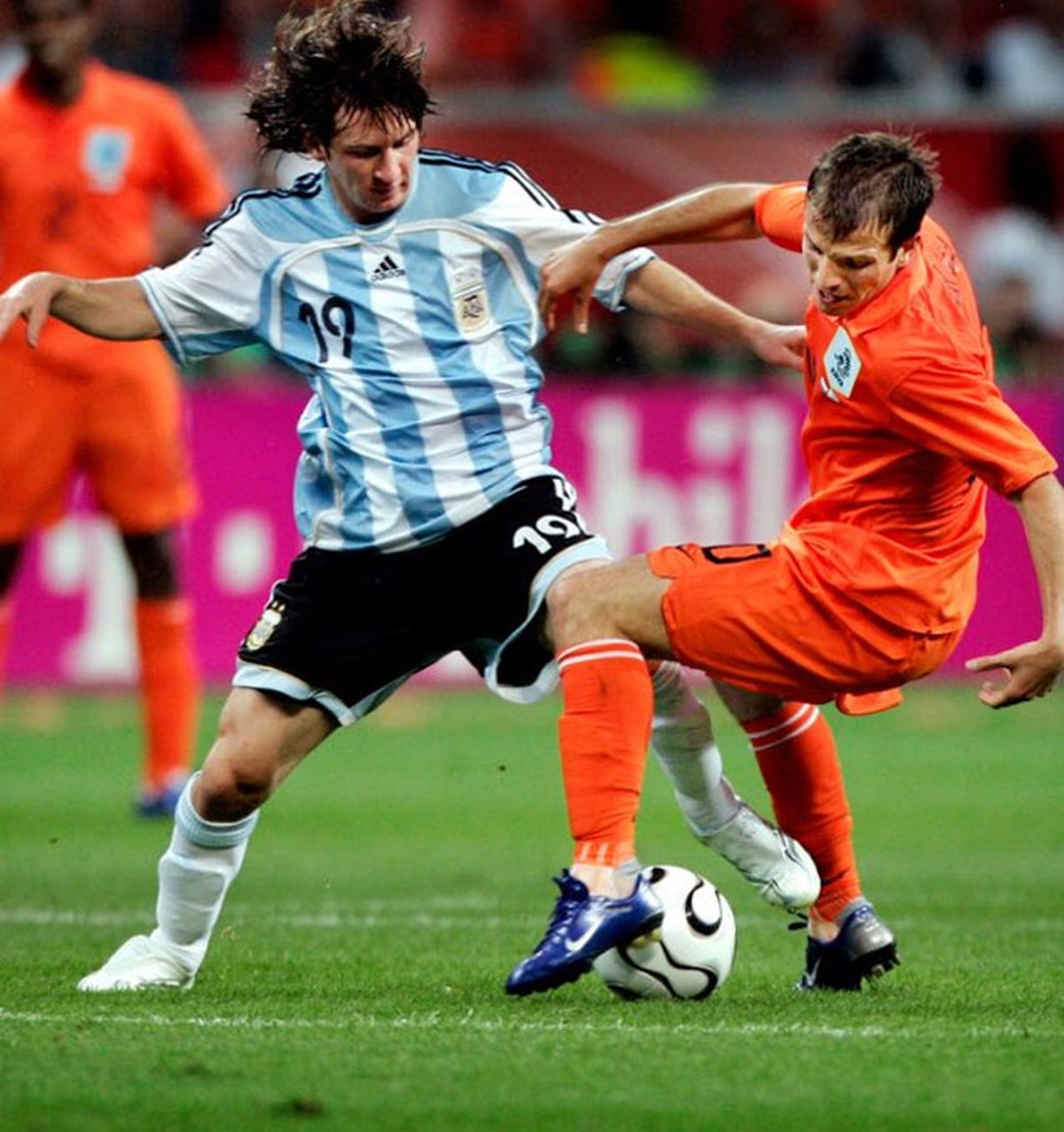 Lionel Messi y Rafael van der Vaart ya se enfrentaron en varias oportunidades, antes del Mundial Qatar 2022.