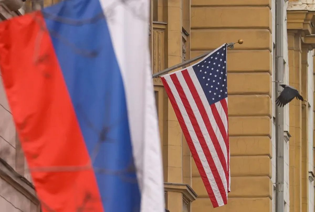 Banderas de Rusia y Estados Unidos, en la fachada de la embajada de Estados Unidos en Moscú. Crédito: EFE/EPA/Sergey Ilnitsky. Banderas de Rusia y Estados Unidos, en la fachada de la embajada de Estados Unidos en Moscú. Crédito: EFE/EPA/Sergey Ilnitsky.