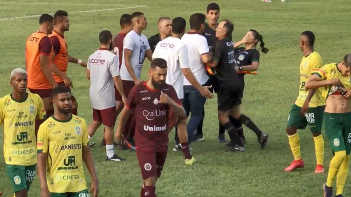 Un DT se volvió loco y arremetió contra la mujer árbitro.