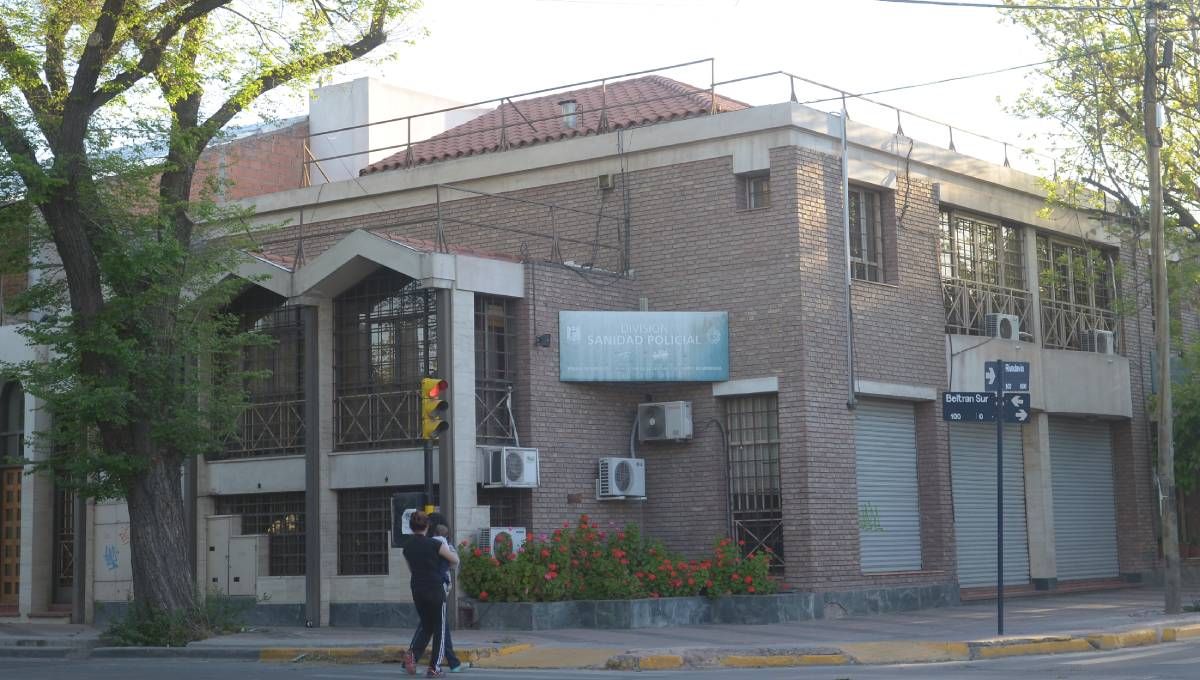 En este inmueble, de Rivadavia y Beltrán de Godoy Cruz, funcionó la División de Sanidad Policial durante 12 años.