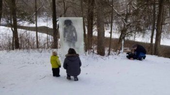 Un cavernícola apareció en un bloque de hielo en un parque