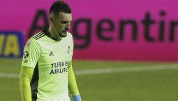 Franco Armani le da seguridad al arco de River.
