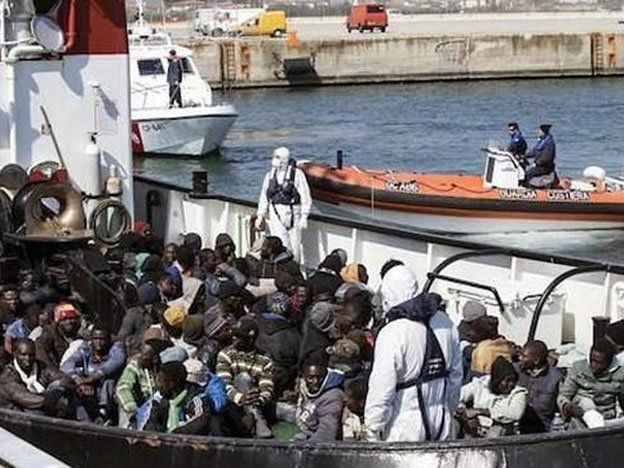 Rescataron 220 inmigrantes que viajaban a Italia en dos embarcaciones