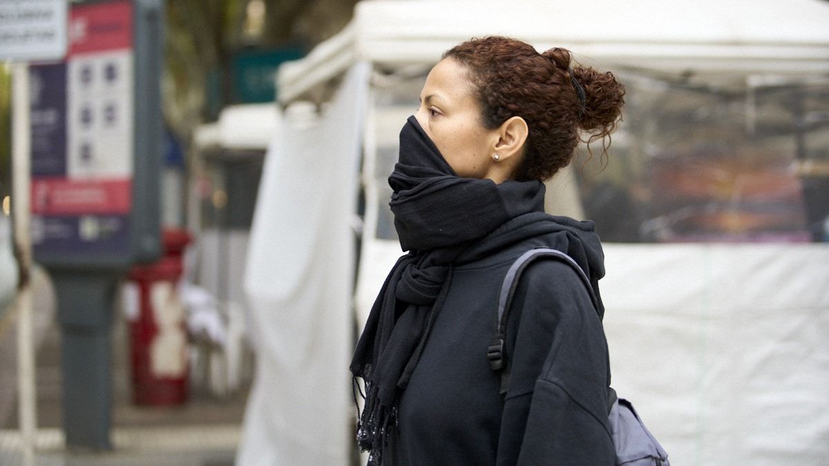 El uso de abrigos, barbijos o bufandas para tapar las vías respiratorias ayuda a prevenir contagios de enfermedades virales. El uso de abrigos, barbijos o bufandas para tapar las vías respiratorias ayuda a prevenir contagios de enfermedades virales.
