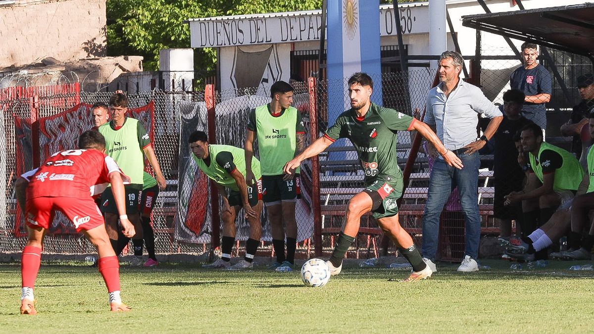 Juan Manuel Sara en el partido del Deportivo Maipú frente a Talleres de Remedios de Escalada. Juan Manuel Sara en el partido del Deportivo Maipú frente a Talleres de Remedios de Escalada.