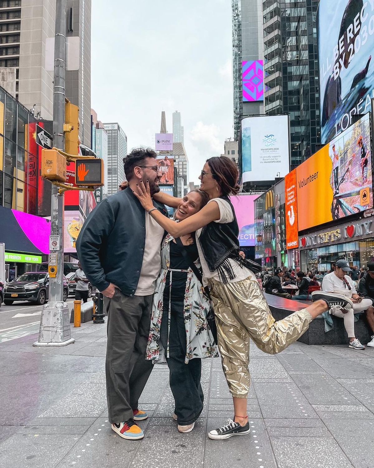 Paula Chaves se suma a los pantaloncitos shiny y paraliza New York