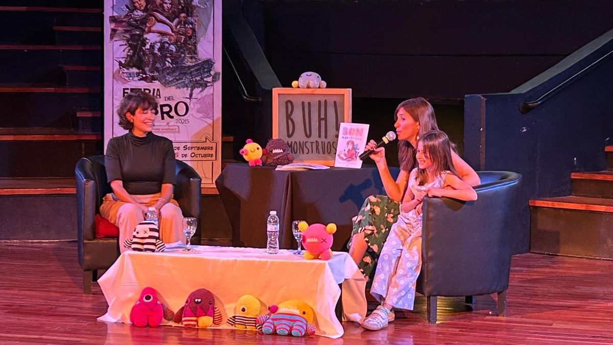 Andrea Delfino junto a su hija Emiliana durante la presentación del libro que es un legado de su hermana, fallecida de cáncer. A su lado,  la presentadora Soledad Pallares. Andrea Delfino junto a su hija Emiliana durante la presentación del libro que es un legado de su hermana, fallecida de cáncer. A su lado,  la presentadora Soledad Pallares.