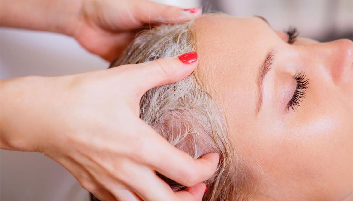 Evita lavarte el pelo con agua muy caliente. Evita lavarte el pelo con agua muy caliente.