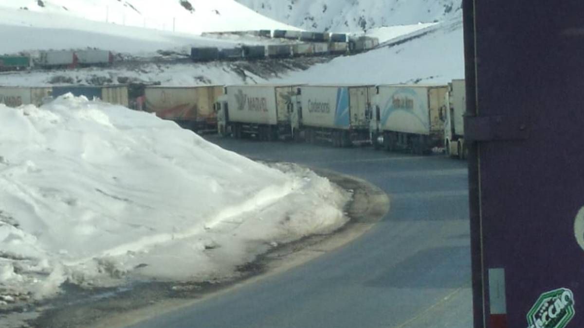Así lucía este sábado el paso Cristo Redentor, repleto de camiones. Así lucía este sábado el paso Cristo Redentor, repleto de camiones.