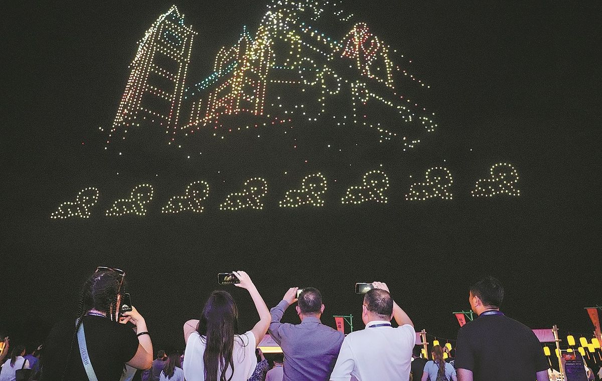 La rica cultura popular, los paisajes naturales y espectáculos de drones impresionan a los viajeros extranjeros durante su visita a Sichuan. PARA USO DE CHINA DAILY La rica cultura popular, los paisajes naturales y espectáculos de drones impresionan a los viajeros extranjeros durante su visita a Sichuan. PARA USO DE CHINA DAILY